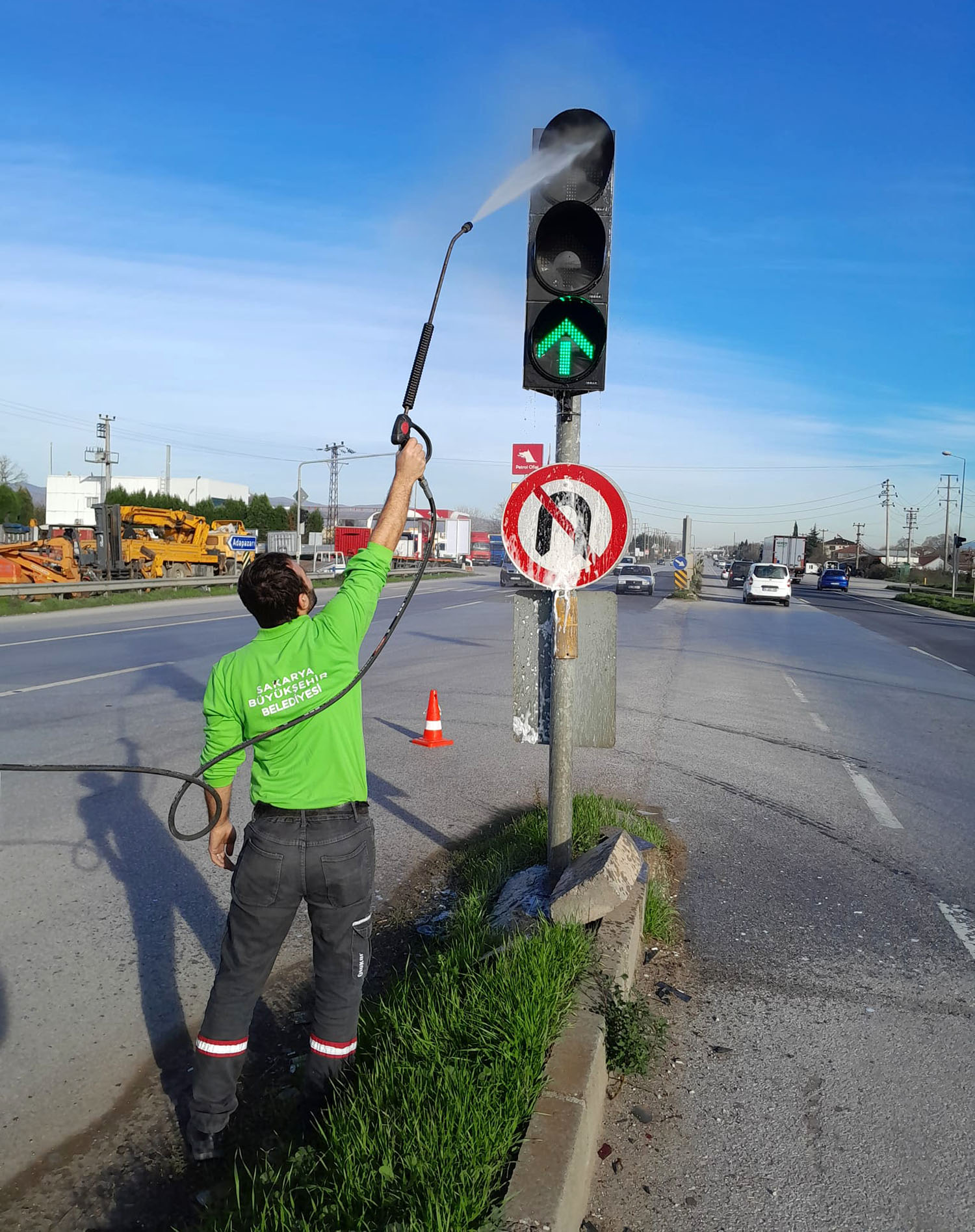 Büyükşehir’den trafik ışıklarında temizlik mesaisi