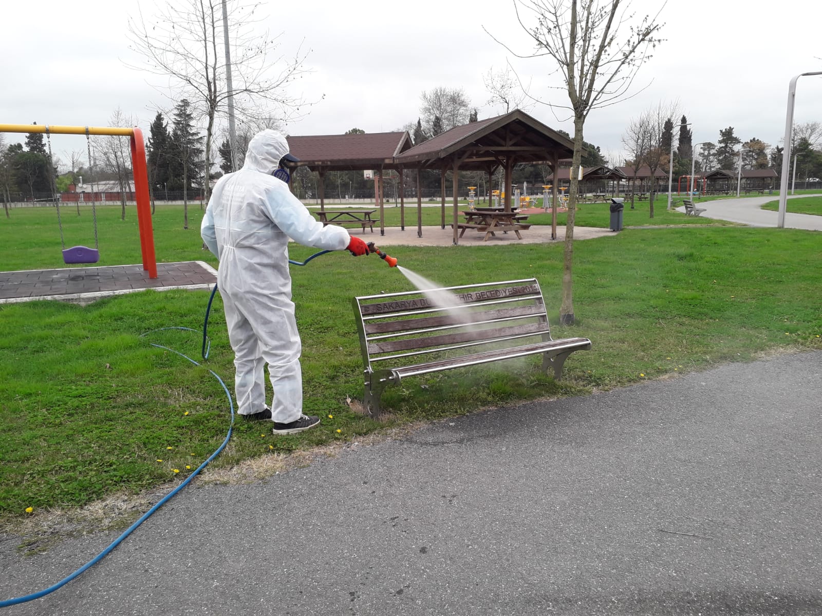 65 yaş üstü vatandaşlar için parklar ve banklar dezenfekte edildi