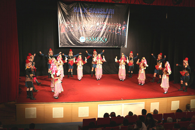 Halk Dansçılarından Muhteşem Gösterisi