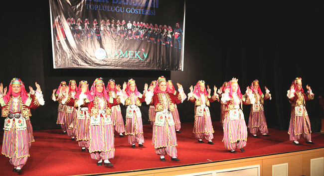 Halk Dansçılarından Muhteşem Gösterisi