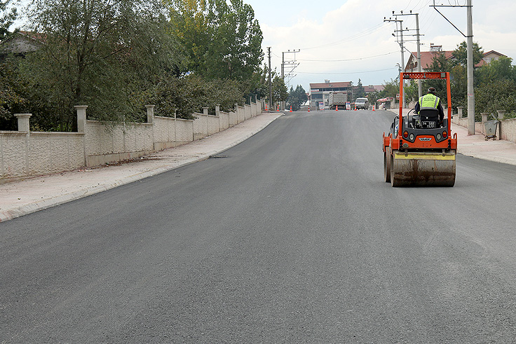 Büyükşehir sıcak asfalt çalışmalarına Karapürçek’te devam ediyor
