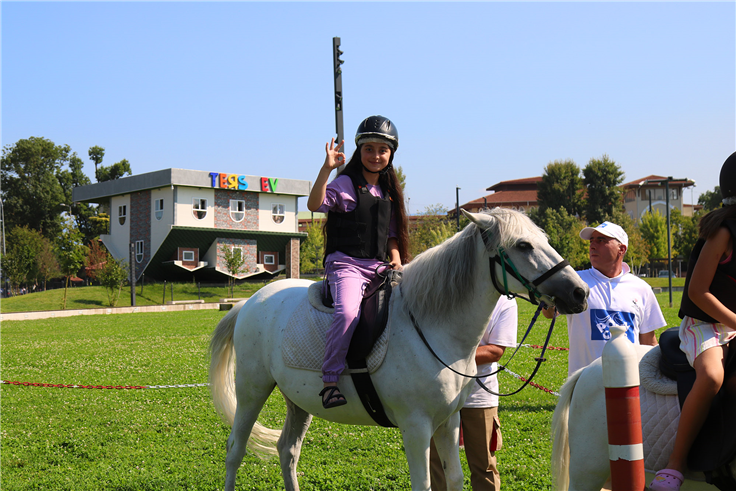 Çocuklar Millet Bahçesi’nde ‘pony’ atlarına bindi