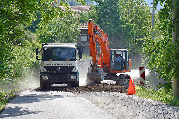 Yol çöktü, tehlikeyi Büyükşehir önledi