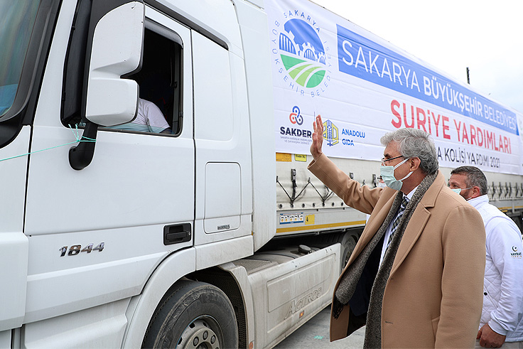 11 tır yardım malzemesi Demokrasi Meydanı’ndan yola çıktı
