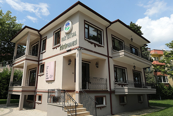 Cevat Ayhan’ın kütüphanesi Faik Baysal’da
