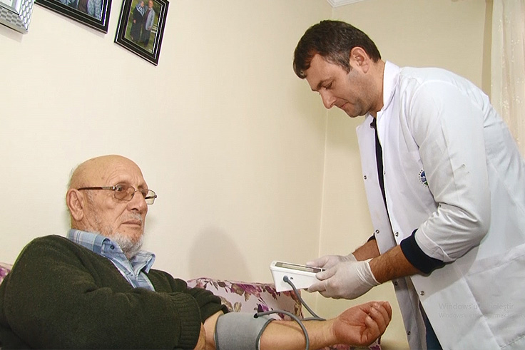 Eli öpülesi yaşlılara destek Büyükşehirden