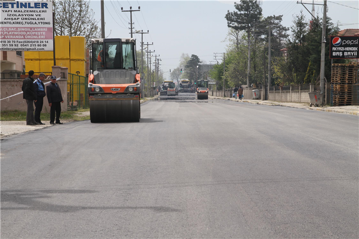 Akyazı Mudurnu Caddesi’ne sıcak asfalt