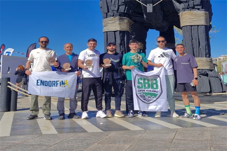 Büyükşehir sporcuları zorlu maratondan madalyayla döndü