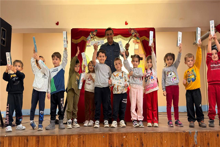 Minik öğrenciler “Bir Hikaye Bin Neşe” programıyla doyasıya eğlendi