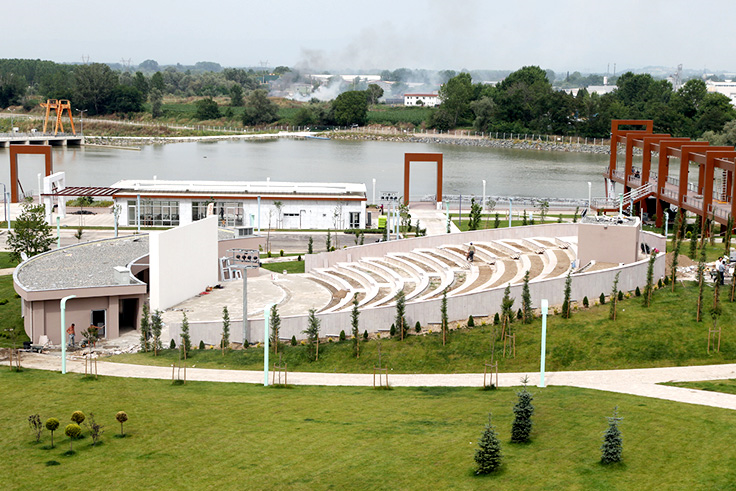 Amfi Tiyatro Salonu Kapılarını Açıyor