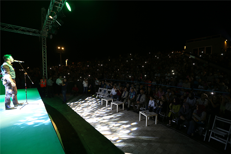 Ceceli Konserde İlahi Söyledi