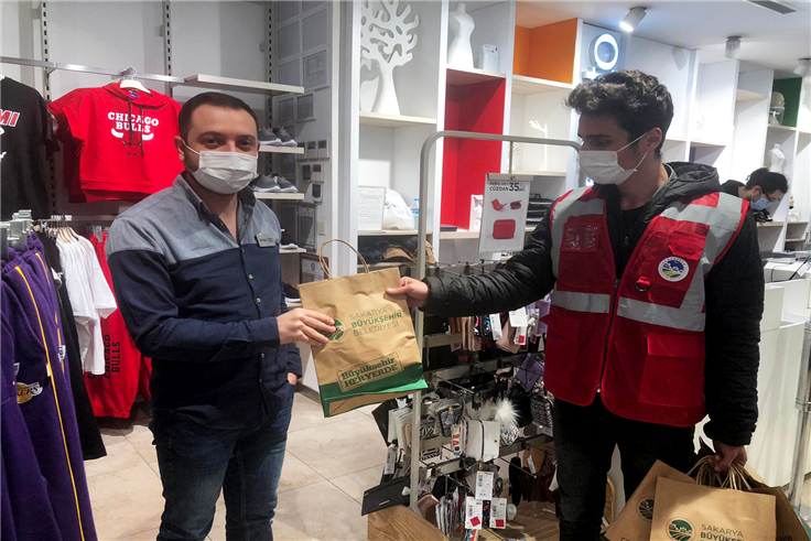 Cadde esnafına Büyükşehir’den ücretsiz maske ve dezenfektan