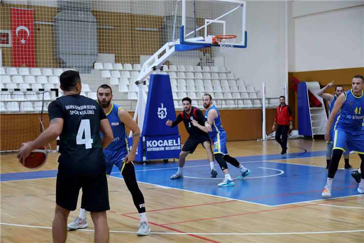 Büyükşehir basket hazırlık maçında Karamürselbey ile karşılaştı