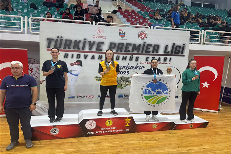 Büyükşehir’in başarılı sporcuları Diyarbakır’da kürsüye çıktı