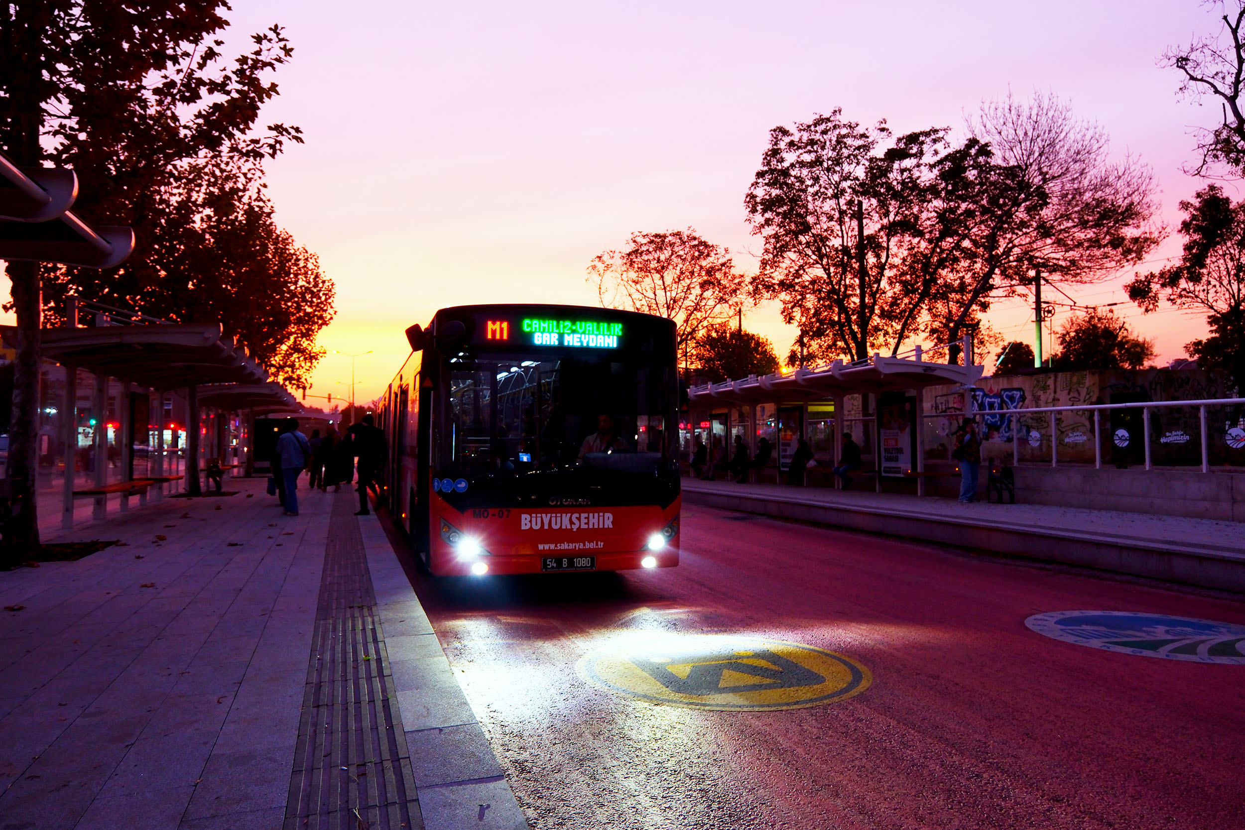 Yoğun talep karşılık buldu: Metrobüslerde gece seferi başladı
