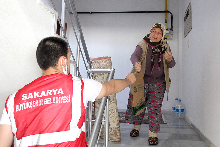 Salgın destek paketleri Geyve’de hanelere ulaşıyor