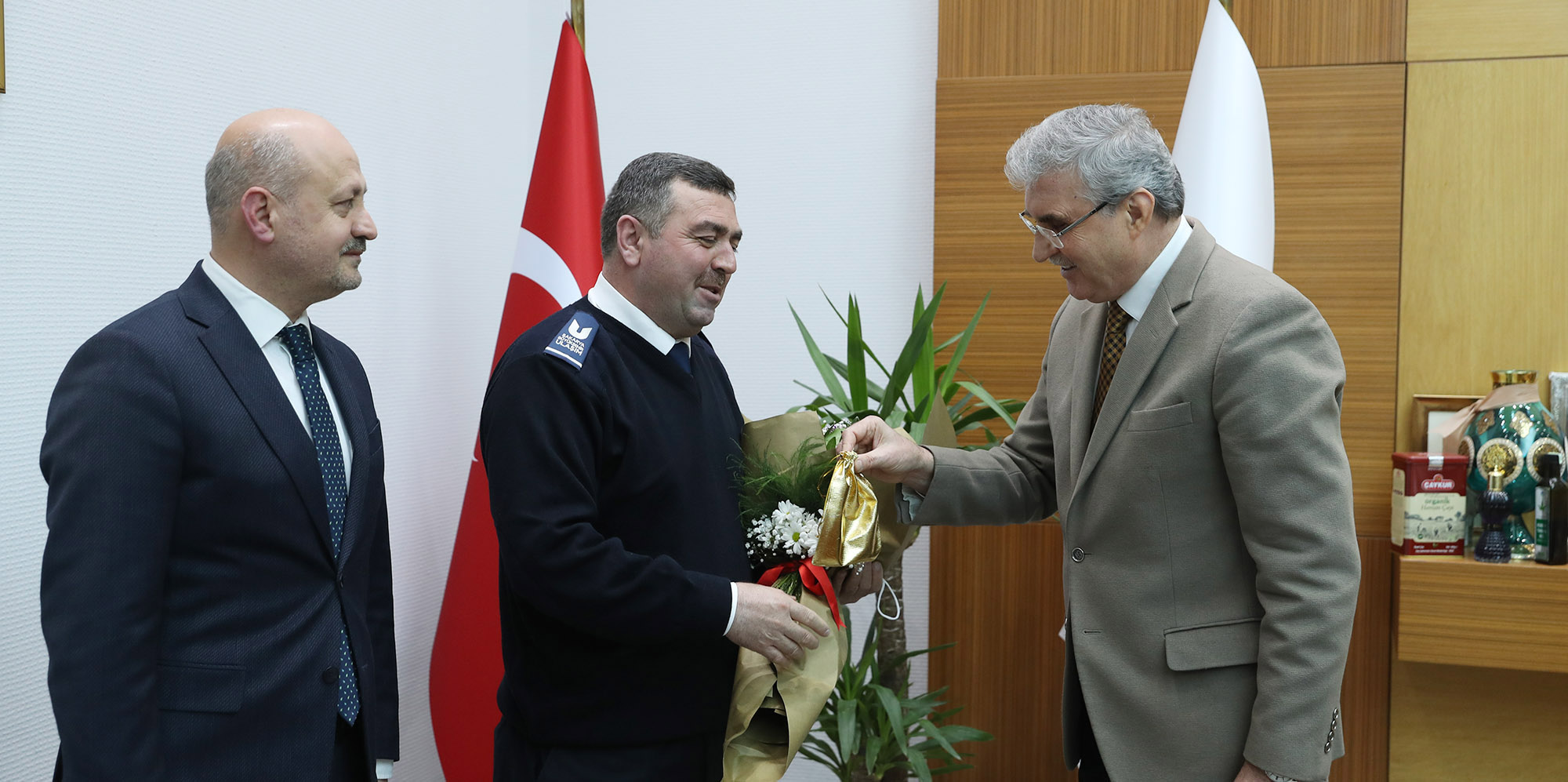 Büyükşehir’in şoförleri gönülleri fethetti: “Önce vicdan penceresinden bakıyoruz”