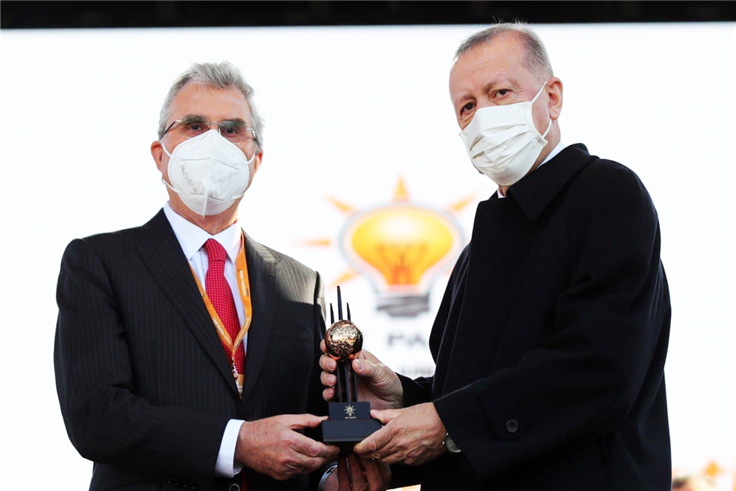 Cumhurbaşkanı Erdoğan, Sakarya’nın gençlik ödülünü Yüce’ye takdim etti