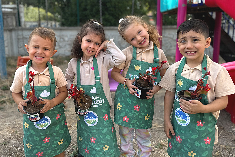 Minik bahçıvanlar çiçeklerle geleceği şekillendiriyor 