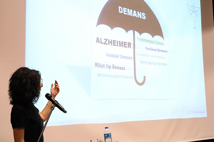 Alzheimerda en etkili tedavi sosyalleşmektir