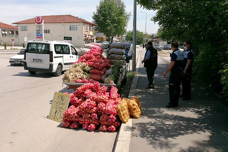 Zabıtadan seyyar satıcılara sıkı denetim
