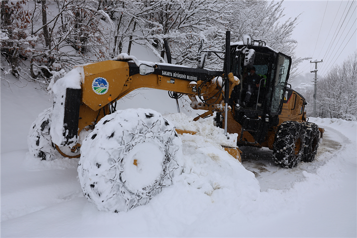 Büyükşehir’den kar raporu: 36 noktada kar küreme çalışmaları sürüyor