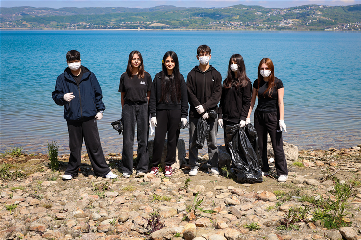 Göl havzasına bırakılan atıklar gönüllü öğrencilerin desteğiyle temizlendi