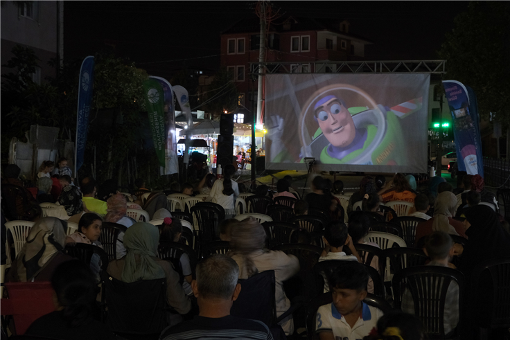 Büyükşehir’in ‘Yaz Sineması’ Ferizli ve Karasu’da çocuklarla buluştu