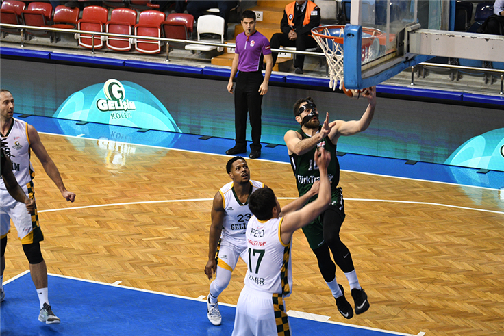 Büyükşehir 17 sayı farkla yarı finalde