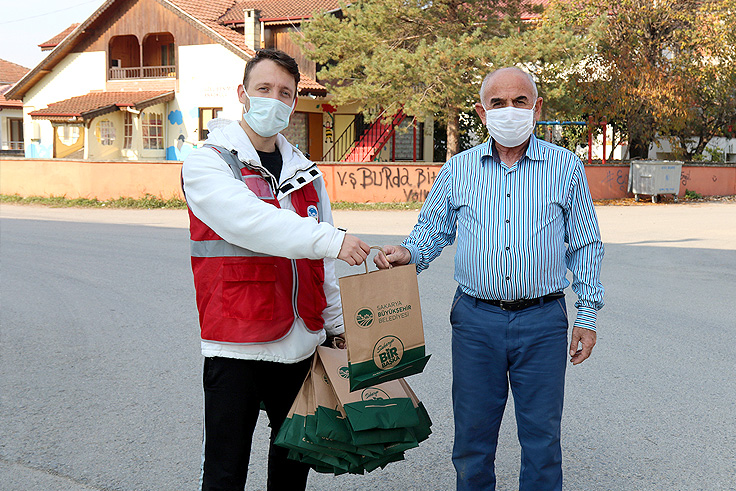 Maske ve dezenfektan dağıtımı Akyazı’da devam ediyor