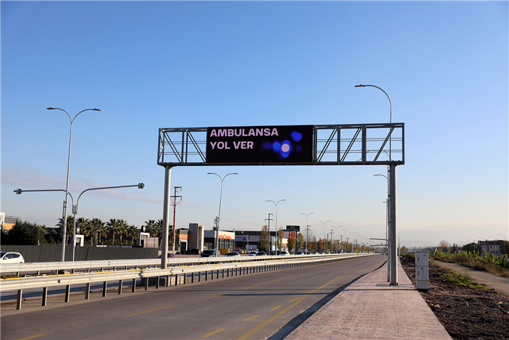 Sürücülere rehber olan dev ekran Karaman Yolu’nda farklı noktaya alındı