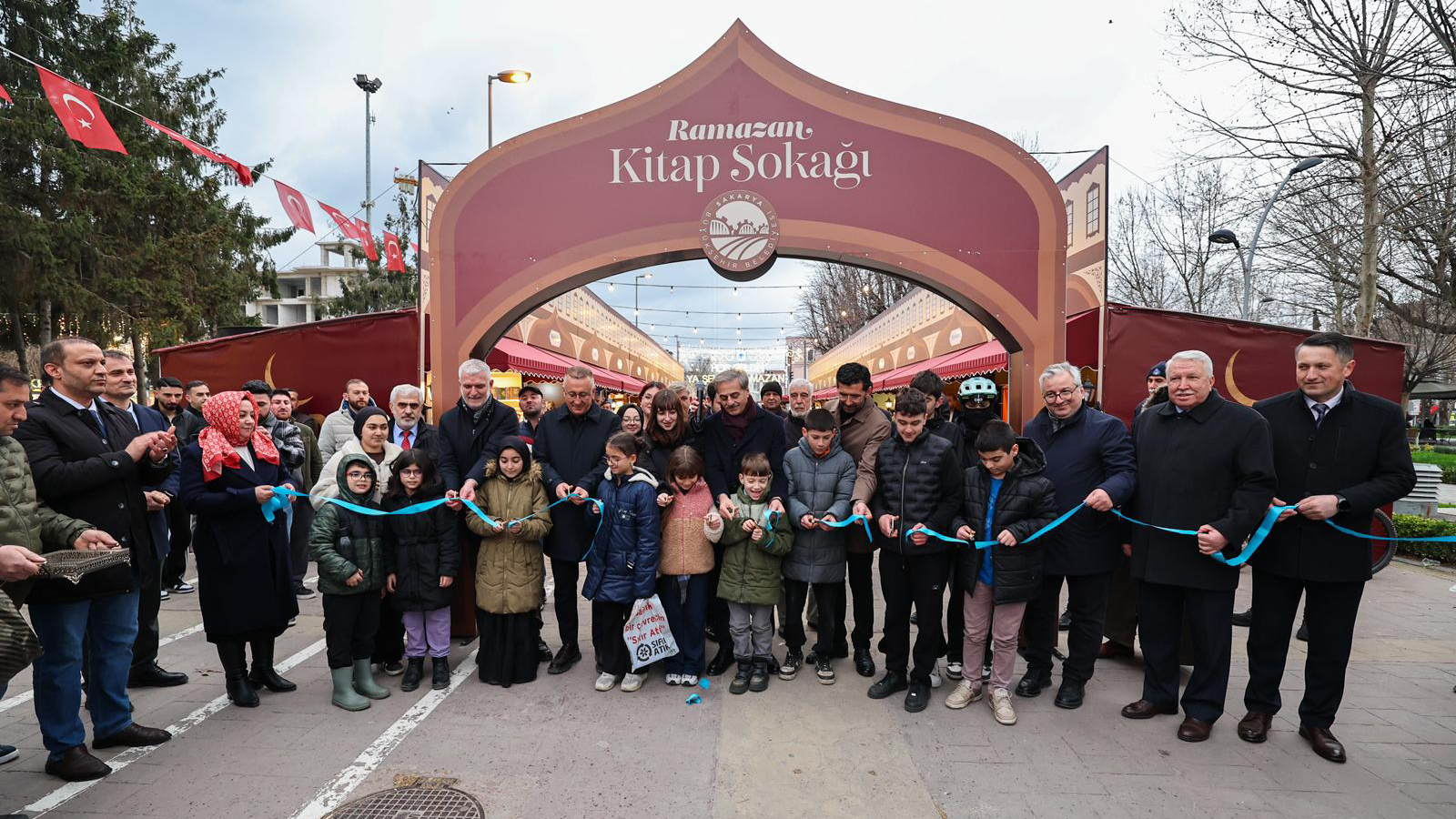 Sakarya’da bir Ramazan klasiği ve Büyükşehir’in geleneği Kitap Sokağı kapılarını açtı
