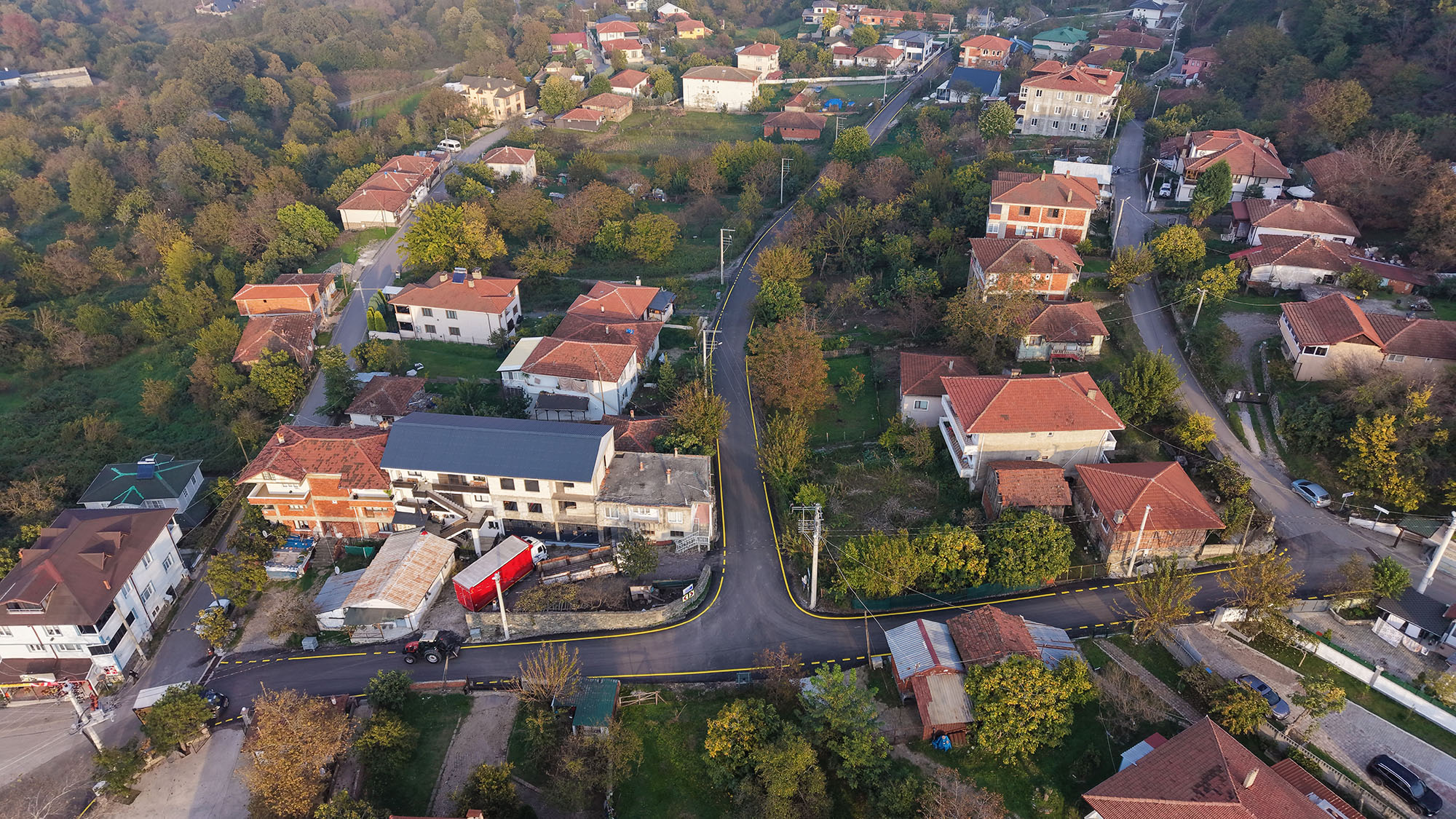 Büyükşehir Hacımercan’ın yollarını tablo gibi işledi