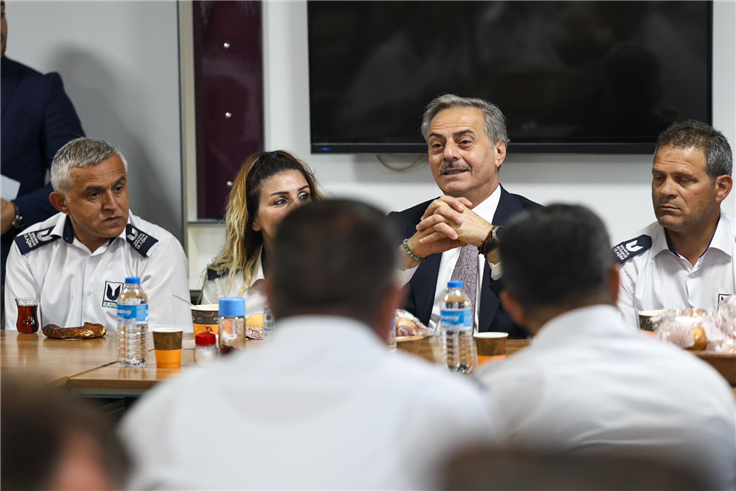 Başkan Alemdar gün aydınlanırken şoförlerle buluştu: “Hiçbir vatandaşımızı yolda bırakmadınız”