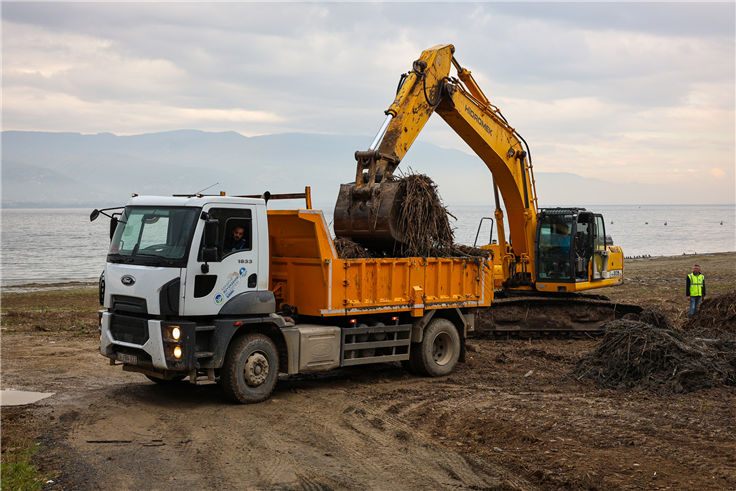 Sapanca Gölü kıyılarında ekosistemi koruyan temizlik çalışması sürüyor