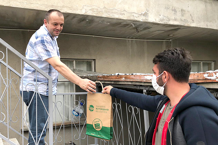İlçelerde maske ve dezenfektan dağıtımı sürüyor