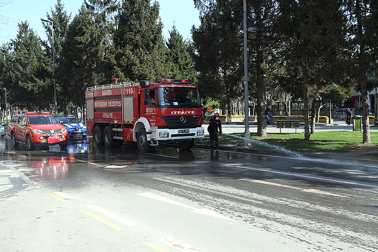 Meydan ve caddeler yıkanıyor