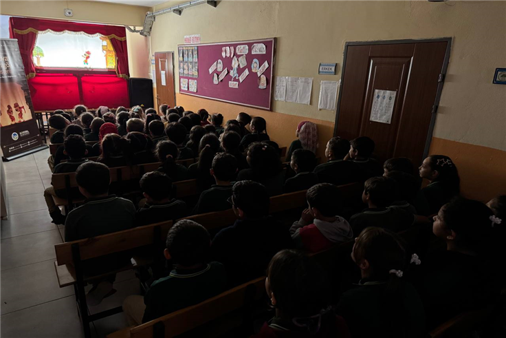 ‘Bir Hikâye Bin Neşe’ çocukların yüzünde tebessüm oluyor