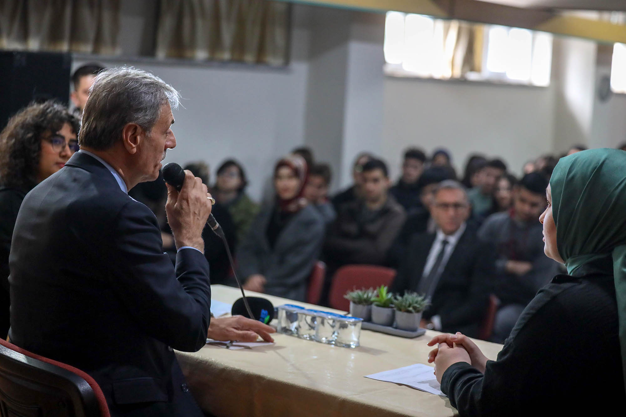 Yusuf Alemdar Bilim Merkezi’nin imzasını gençlerle attı