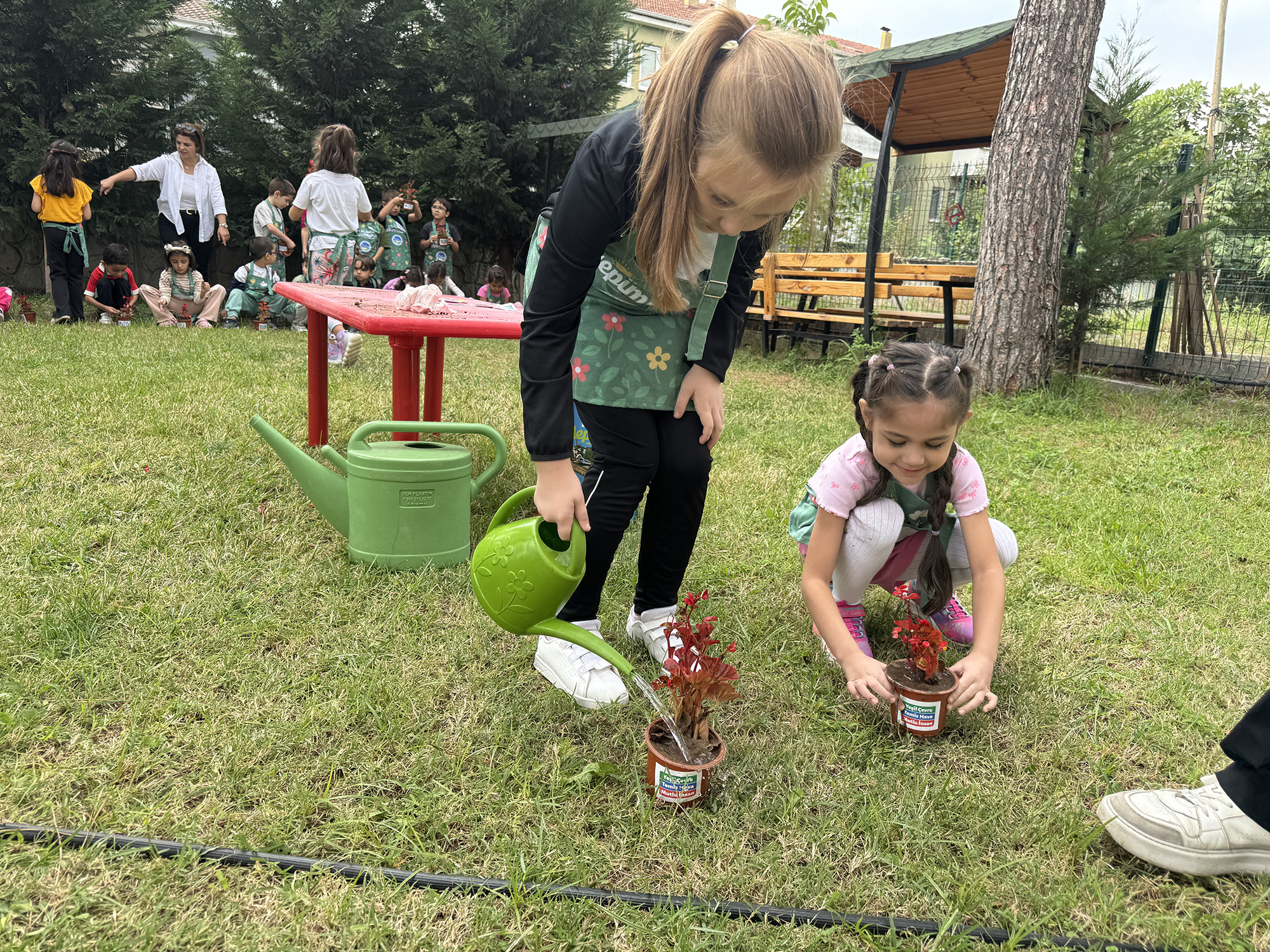 Minik bahçıvanlar çiçeklerle geleceği şekillendiriyor 