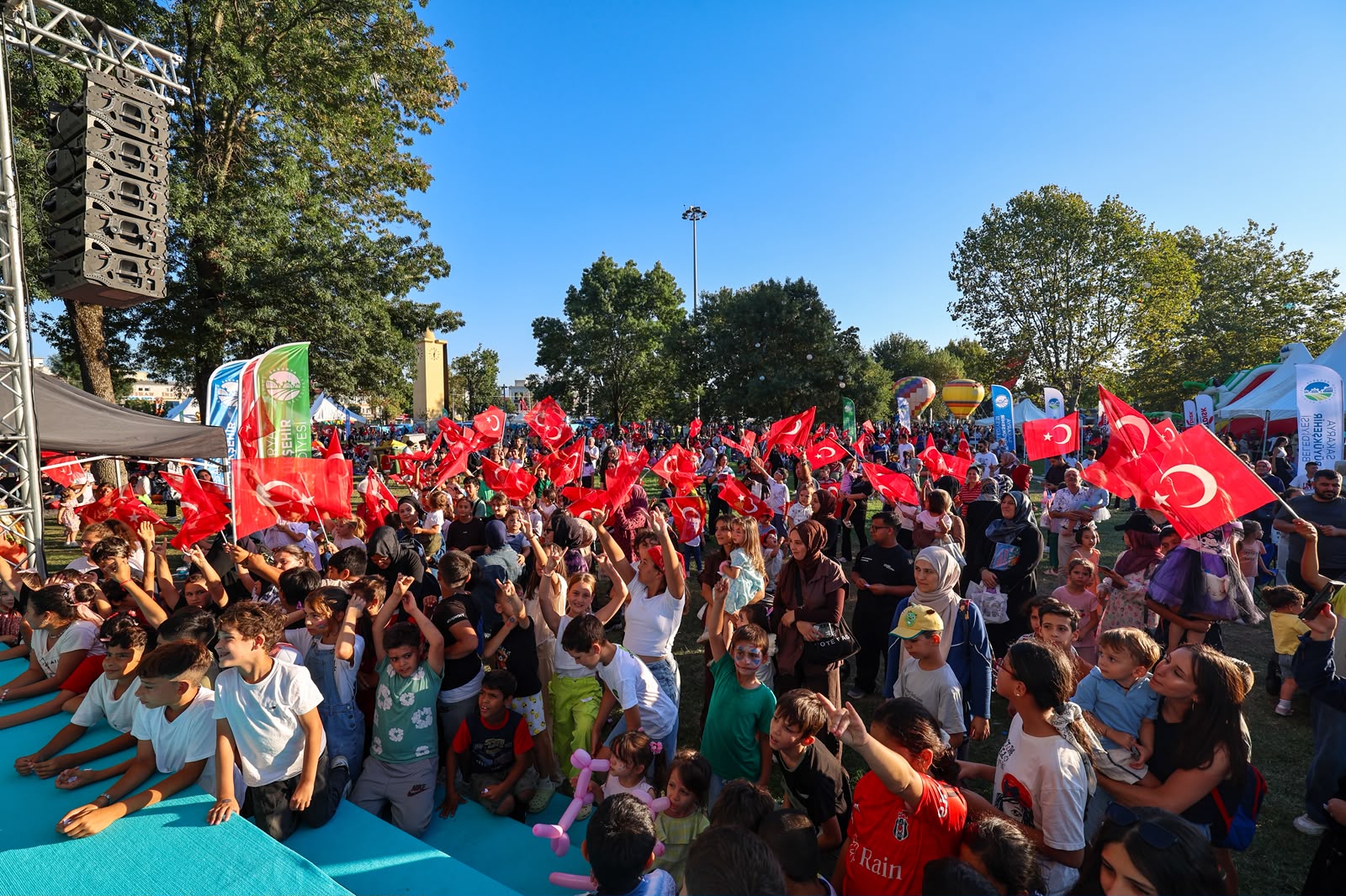 Yaza en güzel veda binlerce çocukla Sakarya’da gerçekleşti: Aziz Duran Parkı’nda muhteşem son