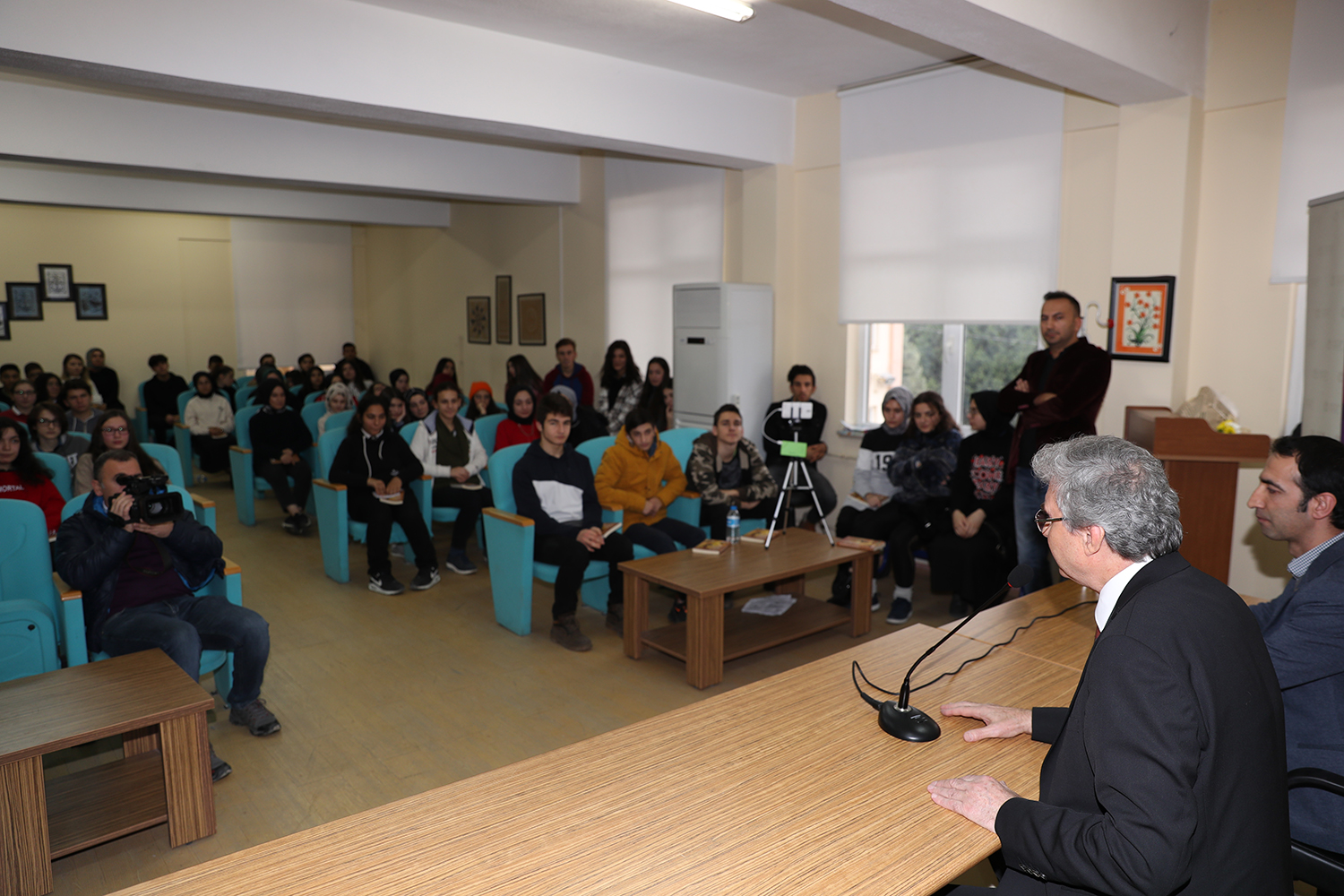 “Mehmet Akif şuuruyla yetişen nesiller geleceğe ışık saçacak”