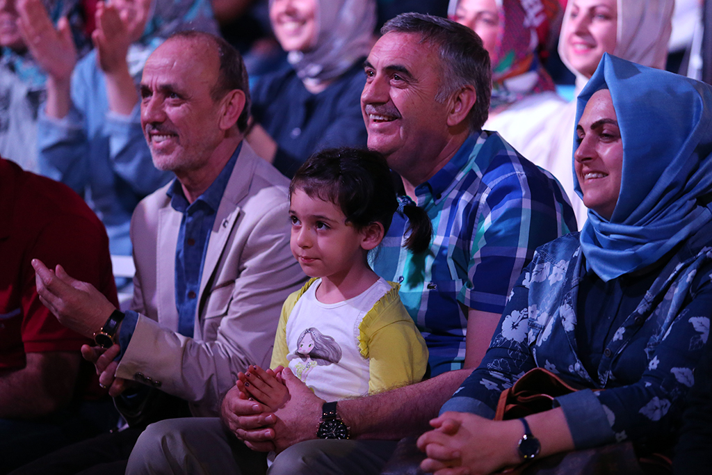 Ceceli Konserde İlahi Söyledi