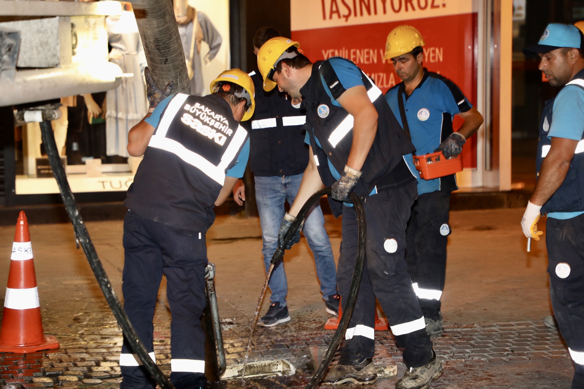 Büyükşehir'den gece mesaisi Çark Caddesi’nde hummalı çalışma