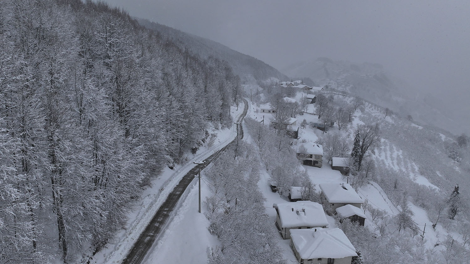 Büyükşehir 24 saat kar mesaisinde: 17 grup yolundan 10’u ulaşıma açıldı