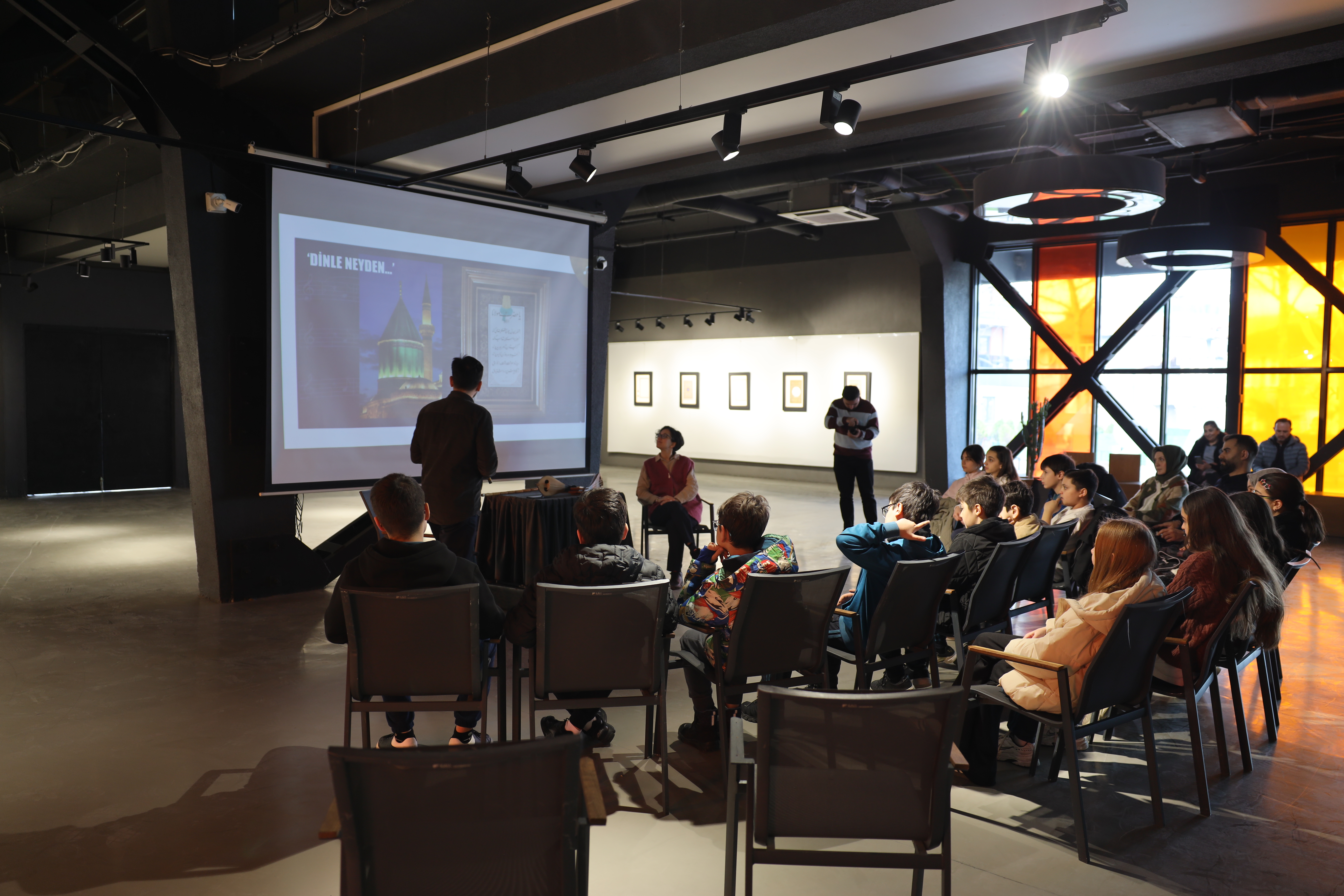 Çocuklara OSM’de müziğin dünyasına yolculuk yaptı