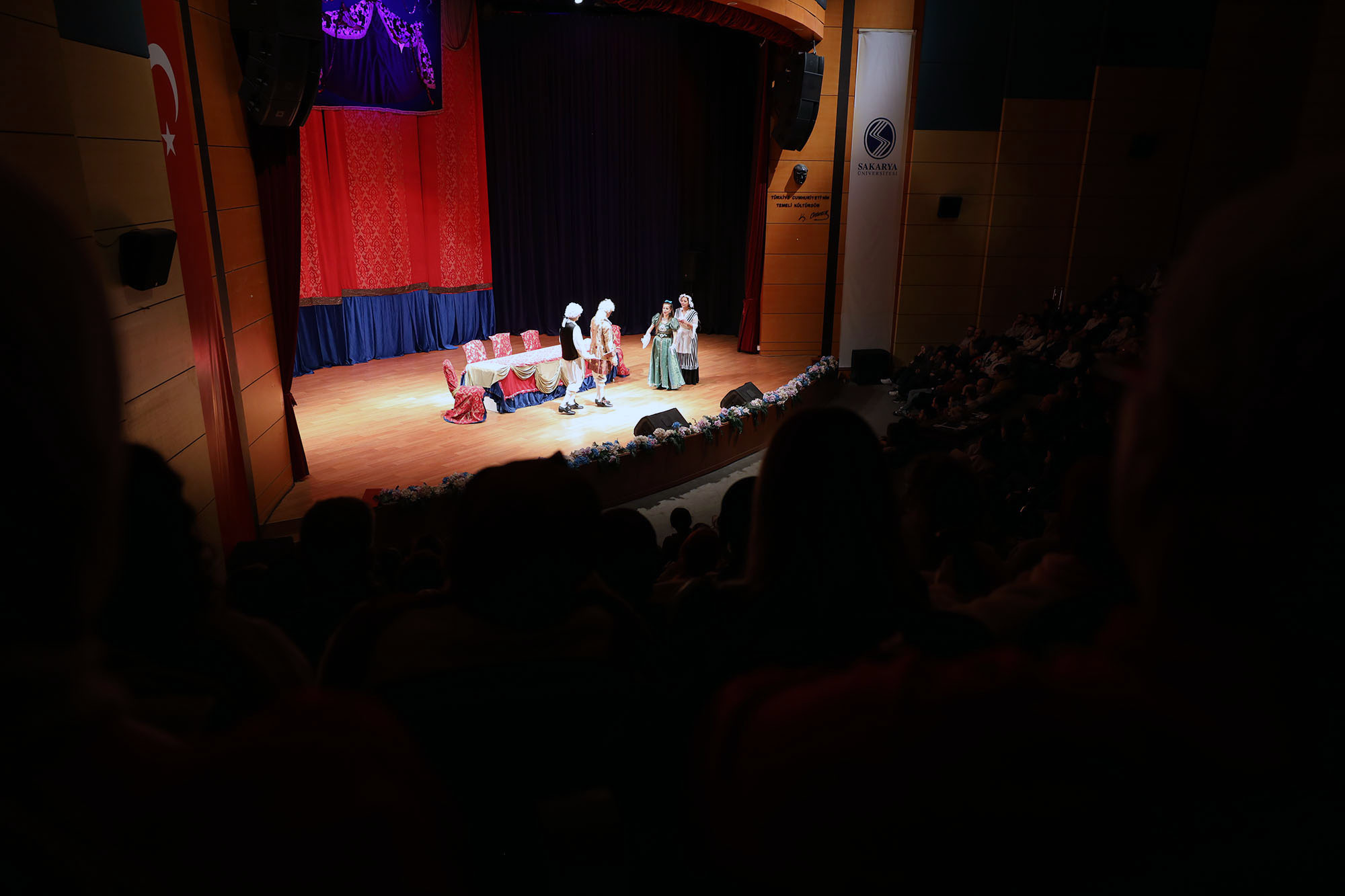 "Kibarlık Budalası" Sakarya’da sahnelendi, salonu dolduran izleyicilerden tam not aldı