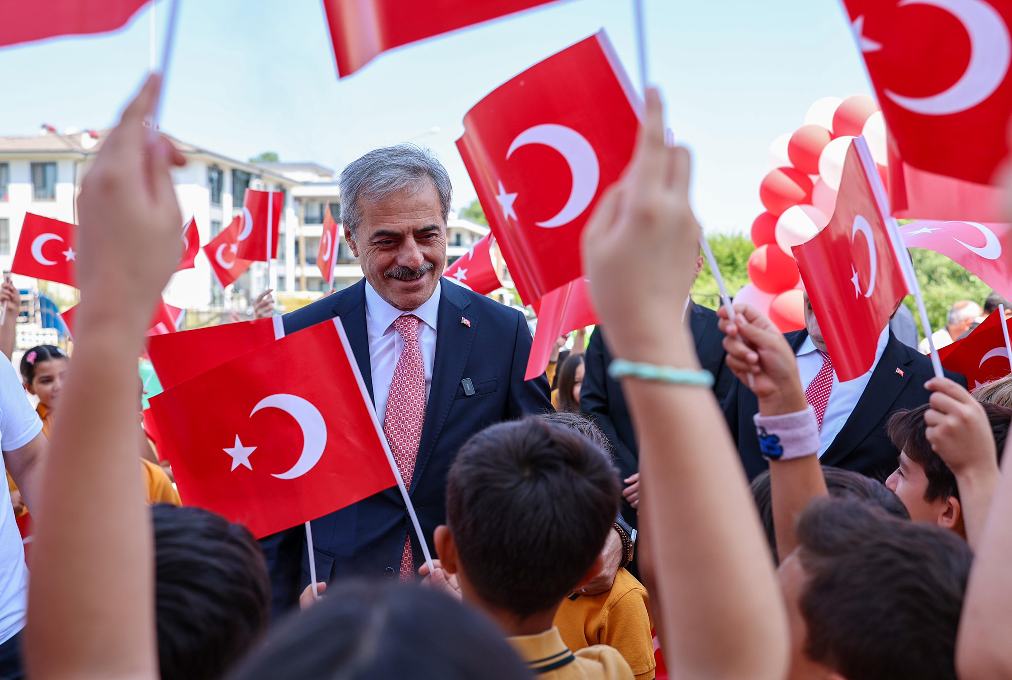 Başkan Yusuf Alemdar okulla ilk kez tanışan miniklere başarılar diledi