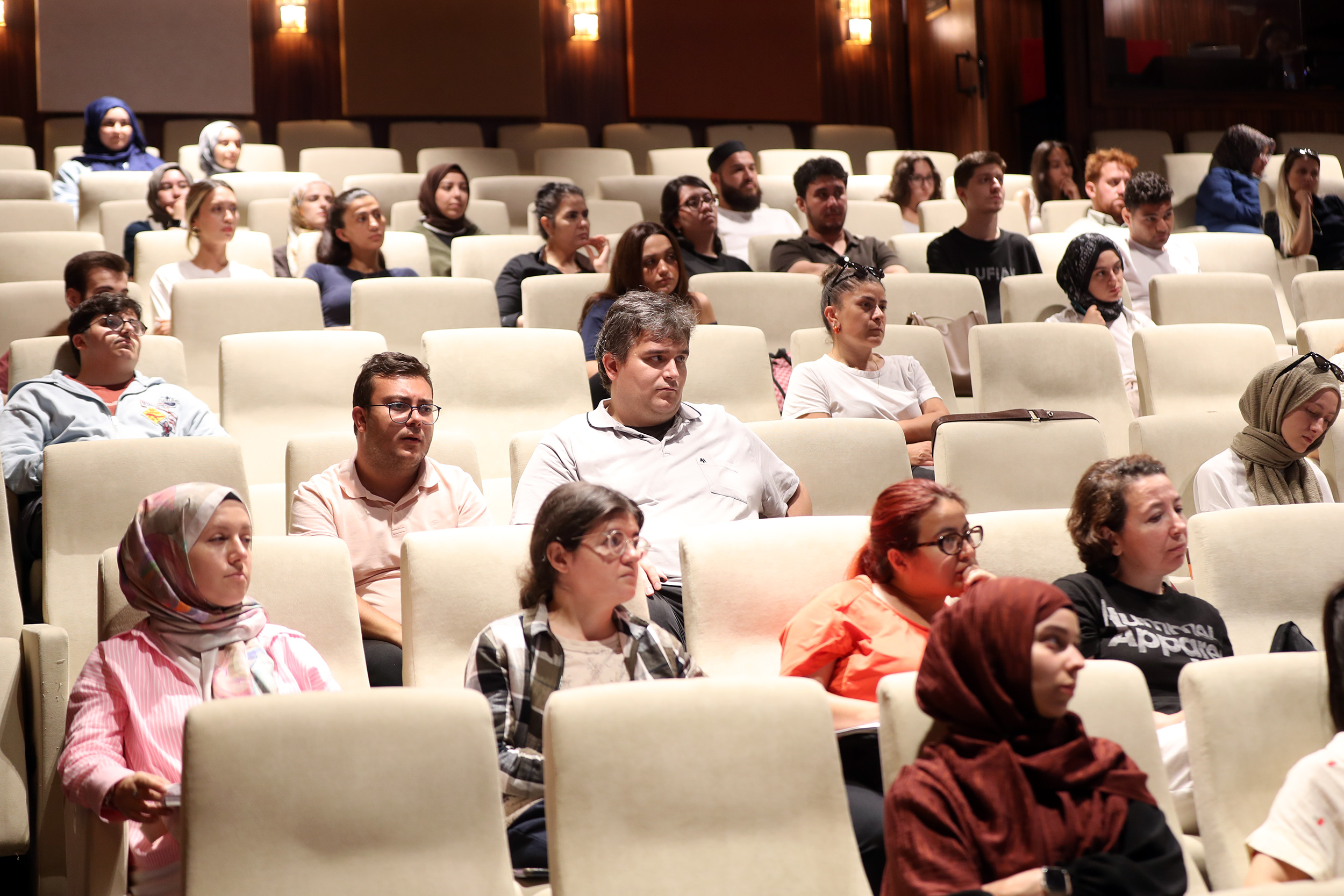 Büyükşehir’in KPSS adayları için destek programı AKM’de başladı