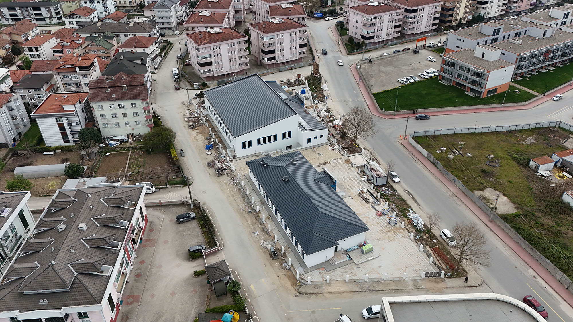 Arifiye Yüzme Havuzu ve Gençlik Merkezi hızla tamamlanıyor